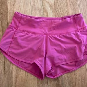 Lululemon hottie hot 2.5 inch athletic shorts in hot pink size 2